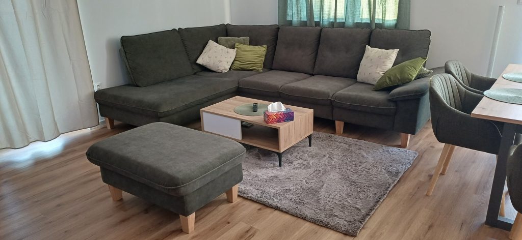 Sedačka Andria s taburetom